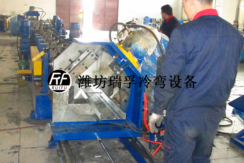 腳踏板成型設備-自動換型