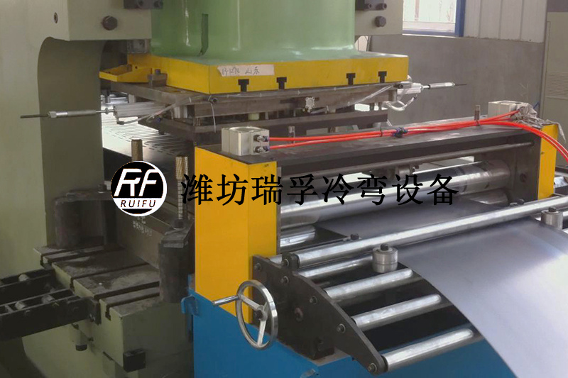 1 托盤式電纜橋架設備—沖床沖壓.jpg