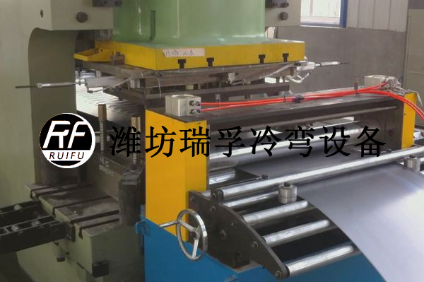 托盤式電纜橋架設備—沖床沖壓