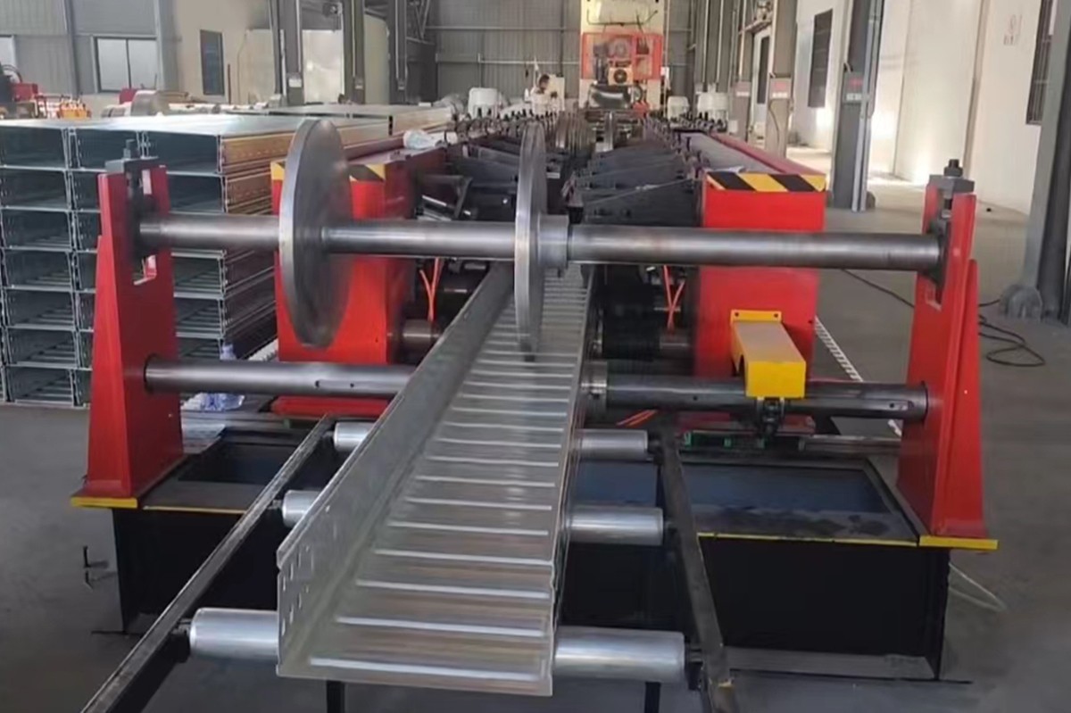 高強節能模壓電纜橋架設備